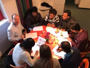 Flüchtlinge im Deutschkurs in der Erlöserkirche